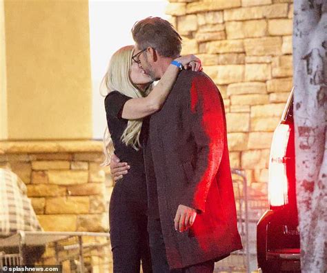 Tori Spelling Seen Kissing New Man amid Split from Dean。